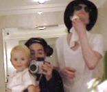 Michael Jackson à Disneyland avec Omer/Matthew qui tient dans ses bras Prince Michael à Paris en juillet 2000 