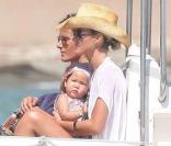 Laeticia Hallyday et les proches à Tahiti Beach (Saint-Tropez), le 24 juillet 2009