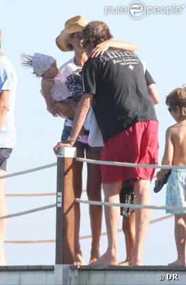  Johnny, Laeticia et Joy à Tahiti Beach (Saint-Tropez), le 24 juillet 2009 