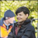 Katie Holmes respire le bonheur malgré... un look impossible ! Elle est très complice avec son nouveau partenaire...