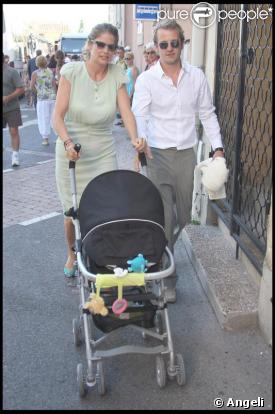 Jocelyn Quivrin et Alice Taglioni, accompagnés de leur petit Charlie, au mariage de Jean Dujardin et Alexandra Lamy. 25/07/09