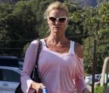 Nicollette Sheridan fait du shopping à Malibu en compagnie de son chien le 1er août 2009