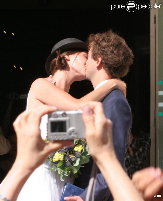 Renan Luce et Lolita se sont mariés le 31 juillet 2009 à la mairie du XIVe à 16h sous les yeux de leurs amis et de Romane et Renaud.