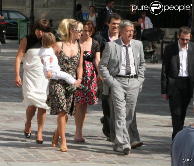 Romane et Renaud ont assisté au mariage de la fille du chanteur avec Renan Luce. Le petit Malone était bien entendu de la partie ! 