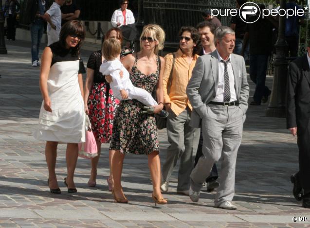  Renan Luce et Lolita se sont mariés le 31 juillet 2009 sous les yeux de leurs amis et de Romane, Renaud et du petit Malone !  