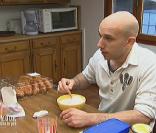 Christophe, le chéri de Marylin, s'offre un petit déj en amoureux avec sa douce.  