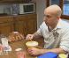 Christophe, le chéri de Marylin, s'offre un petit déj en amoureux avec sa douce.  
