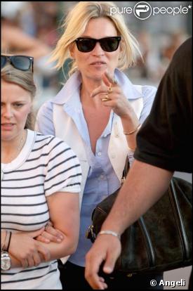 Kate Moss, Jamie Hince et une amie font une balade à Saint-Tropez. 03/08/09