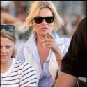 Kate Moss, comblée, sillonne Saint-Tropez avec son homme et une amie... le sosie d'une jeune femme connue !