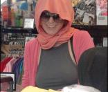 Lindsay Lohan, souriante, en pleine séance de shopping.