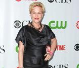 Patricia Arquette, d'habitude si mignonne, assiste à la soirée CBS/CW/Showtime, dans une robe noire... euh... ben... très vulgaire.  