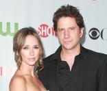 Jennifer Love Hewitt et Jamie Kennedy, le couple de Ghost Wisperer, assistent à la soirée CBS/CW/Showtime, en noir et blanc 