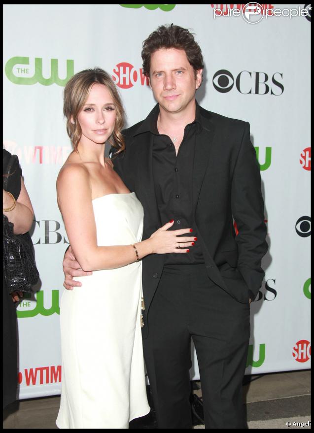 Jennifer Love Hewitt et Jamie Kennedy, le couple de Ghost Wisperer, assistent à la soirée CBS/CW/Showtime, en noir et blanc 