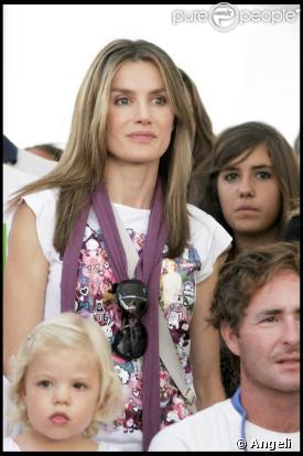 Letizia d'Espagne, son mari Felipe et leurs deux craquantes fillettes au concert de Jaime Anglada. 05/08/09
