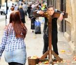 Un portrait de Gordon Brown est accroché dans une rue de Londres. Les habitants livrés à eux-mêmes s'en donnent à coeur joie.