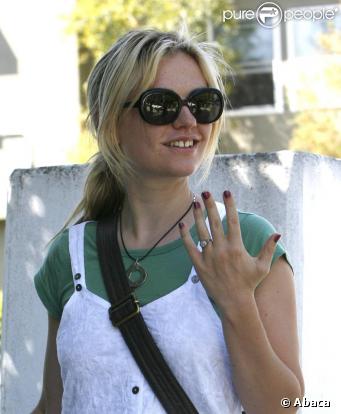 Anna Paquin dans les rues de Los Angeles, nous a officiellement présenté sa bague de fiançailles !