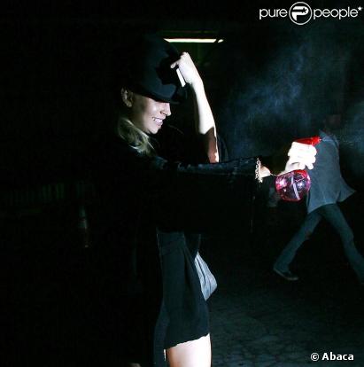 Lindsay Lohan chasse les photographes à L.A