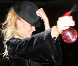 Lindsay Lohan chasse les photographes à L.A