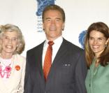 Arnold Schwarzenegger entouré par sa femme, Maria Shriver, et sa belle-mère, Eunice Kennedy Shriver 