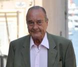 Jacques Chirac sort de la messe, aux côtés de son épouse Bernadette et de Monseigneur Di Falco. 09/08/09