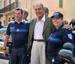 Jacques Chirac sort de la messe, et pose avec les gendarmes. 09/08/09
