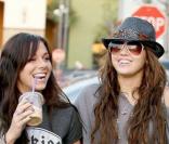 Miley Cyrus et son amie Mandy Jiroux en pleine promenade à Hollywood.
