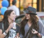 Miley Cyrus et son amie Mandy Jiroux en pleine promenade à Hollywood.