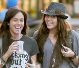 Miley Cyrus et son amie Mandy Jiroux en pleine promenade à Hollywood.