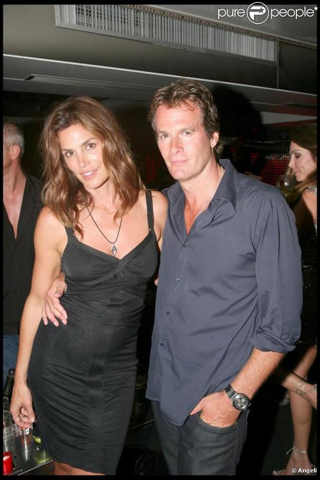 La sublime Cindy Crawford et son mari. En vacances en France, ils n'oublient pas de passer par le VIP room de Saint Tropez. 