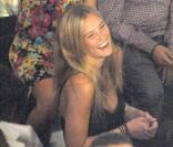 Bar Rafaeli, la jolie blonde récemment séparée de Leonardo DiCaprio semble retrouver le moral. A Saint Tropez, elle est sûre de pouvoir faire la fête.