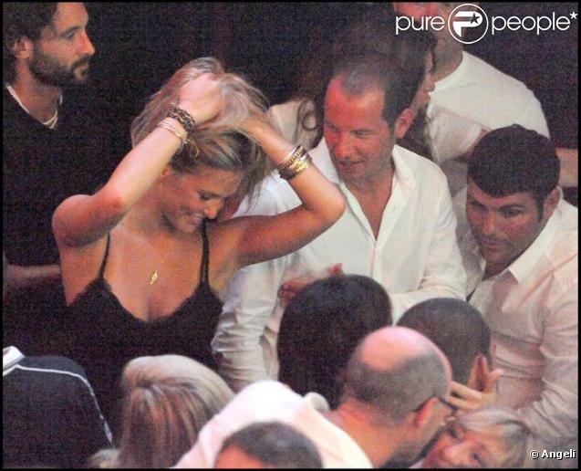 Bar Rafaeli, la jolie blonde récemment séparée de Leonardo DiCaprio semble retrouver le moral. A Saint Tropez, elle est sûre de pouvoir faire la fête.