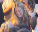 Bar Rafaeli, la jolie blonde récemment séparée de Leonardo DiCaprio semble retrouver le moral. A Saint Tropez, elle est sûre de pouvoir faire la fête.