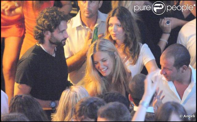 Bar Rafaeli, la jolie blonde récemment séparée de Leonardo DiCaprio semble retrouver le moral. A Saint Tropez, elle est sûre de pouvoir faire la fête.