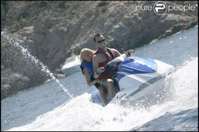 Tara Reid et son amoureux prennent du bon temps. Sur un yacht, un scooter de mer ou en soirée ces deux là savent faire la fête. 