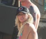 Tara Reid et son amoureux prennent du bon temps. Sur un yacht, un scooter de mer ou en soirée ces deux là savent faire la fête. 