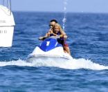 Tara Reid et son amoureux prennent du bon temps. Sur un yacht, un scooter de mer ou en soirée ces deux là savent faire la fête. 