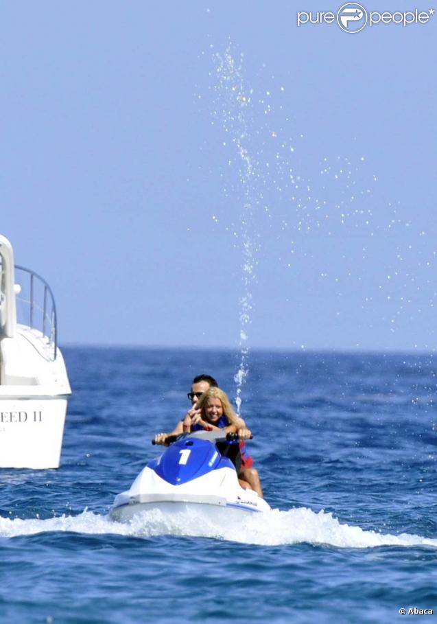 Tara Reid et son amoureux prennent du bon temps. Sur un yacht, un scooter de mer ou en soirée ces deux là savent faire la fête. 