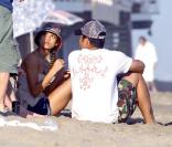  Plus nature que jamais, Jessica Alba adore les plages de Malibu, en compagnie de son mari, Cash Warren. Et pourquoi aller en vacances alors qu'elle habite à quelques kilomètres de la plage ? 