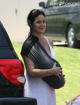 Carrie-Anne Moss avec son nouveau-né à Los Angeles (fin juillet 2009)
