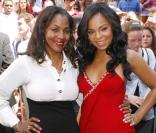 Ashanti et sa mère Tina Douglas à Times Square (New York, USA - 11 août 2009)