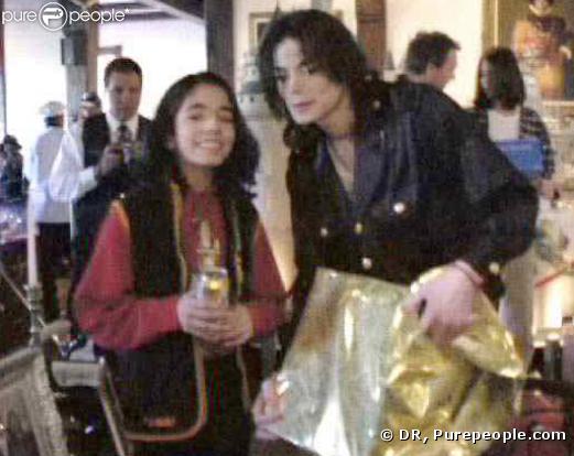 Omer Bhatti et Michael Jackson en décembre 1999
