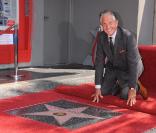 George Hamilton inaugurant son étoile sur le Boulevard de la gloire à Hollywood le 12 août 2009