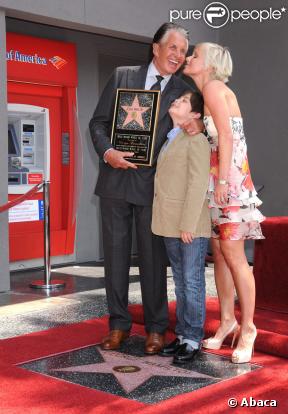 George Hamilton inaugurant son étoile sur le Boulevard de la gloire à Hollywood le 12 août 2009, ici avec sa compagne Barbara Strum et son fils George Thomas 