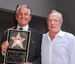 George Hamilton inaugurant son étoile sur le Boulevard de la gloire à Hollywood le 12 août 2009, ici avec l'acteur James Caan 
