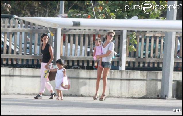 Johnny, Laeticia, leurs filles Jade et Joy arrivent à Saint-Barth après 13 heures de vol, ouf, c'est enfin les vacances !