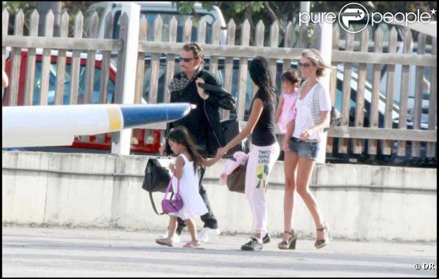 Johnny, Laeticia, leurs filles Jade et Joy arrivent à Saint-Barth après 13 heures de vol, ouf, c'est enfin les vacances !