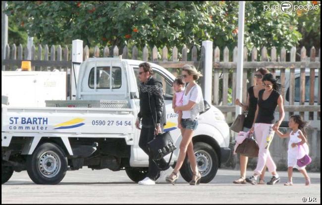 Johnny, Laeticia, leurs filles Jade et Joy arrivent à Saint-Barth après 13 heures de vol, ouf, c'est enfin les vacances !