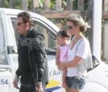 Johnny, Laeticia, leurs filles Jade et Joy arrivent à Saint-Barth après 13 heures de vol, ouf, c\'est enfin les vacances !