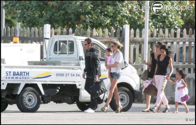 Johnny, Laeticia, leurs filles Jade et Joy arrivent à Saint-Barth après 13 heures de vol, ouf, c'est enfin les vacances !