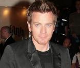 Ewan McGregor et Kim Cattrall en danger de mort... à cause de Pierce Brosnan ! Regardez !